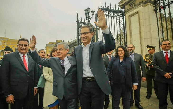 © Reuters. El presidente de Perú, Martín Vizcarra (C), saluda al primer ministro César Villanueva frente al Palacio de Gobierno en Lima