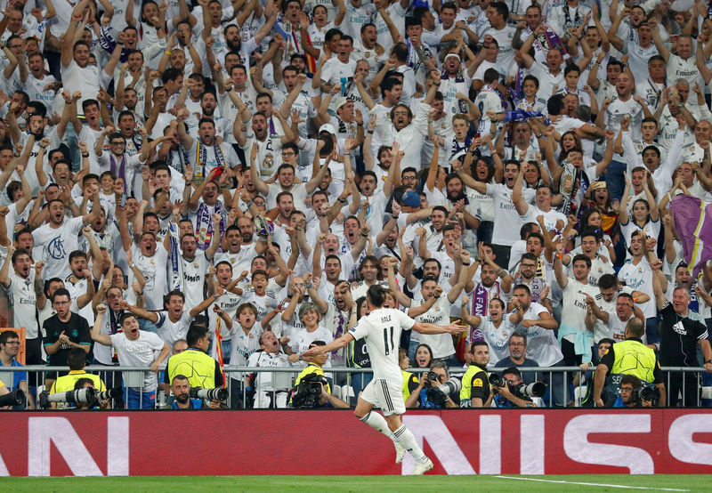 © Reuters. Foto del miércoles del delantero del Real Madrid Gareth Bale celebrando tras marcar ante la Roma