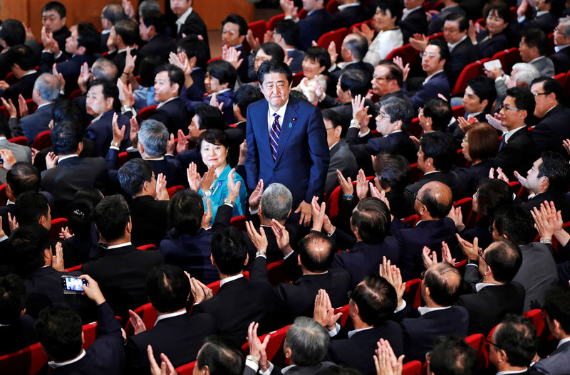 © Reuters. رئيس وزراء اليابان يفوز بزعامة الحزب الحاكم