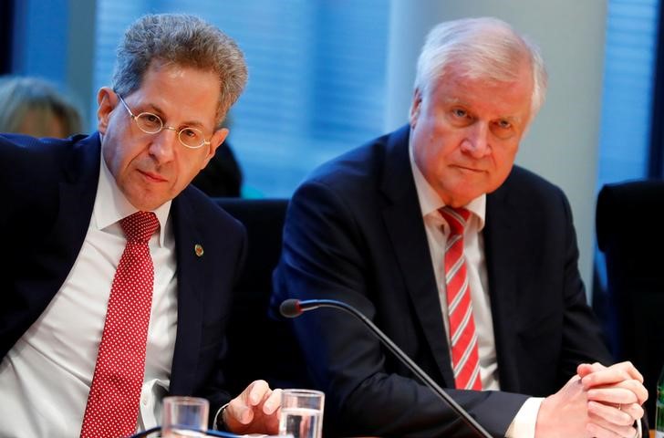 © Reuters. FILE PHOTO: Hans-Georg Maassen, President of the Federal Office for the Protection of the Constitution and German Interior Minister Horst Seehofer attend a parliamentary committee hearing of the lower house of parliament Bundestag in Berlin