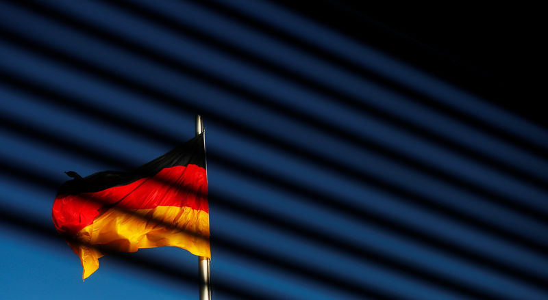 © Reuters. The German flag is pictured at the Reichstag building during exploratory talks about forming a new coalition government in Berlin