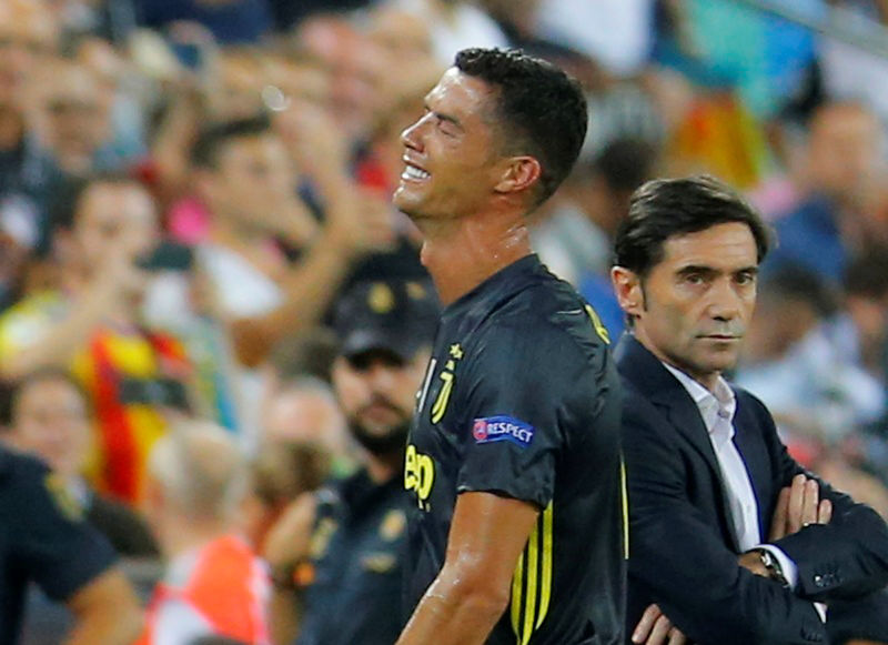 © Reuters. Foto del miércoles del delantero de la Juventus Cristiano Ronaldo reaccionando tras ser expulsado