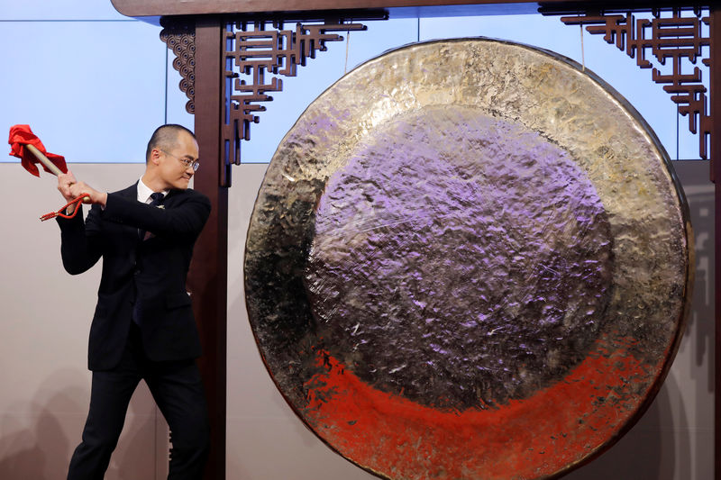 © Reuters. Meituan Dianping's Wang Xing hits the gong during the debut of the company at the Hong Kong Exchanges in Hong Kong