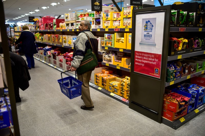 © Reuters. Shoppers browse in an Aldi store in London