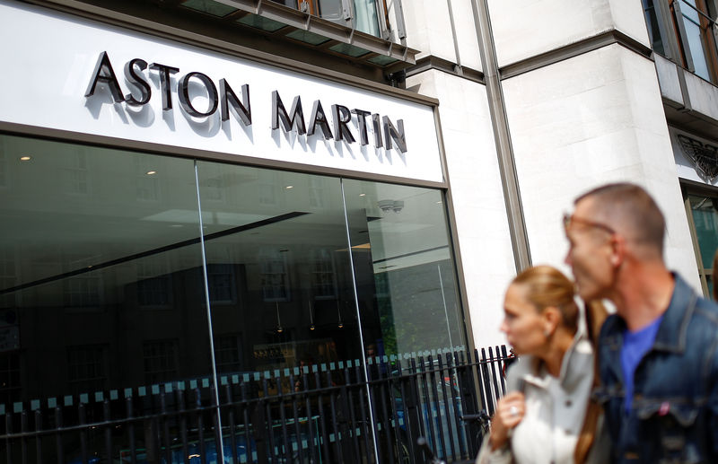© Reuters. Салон Aston Martin в центре Лондона