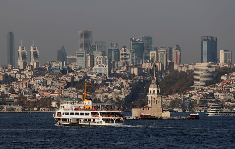 © Reuters. Паром на проливе Босфор в Стамбуле