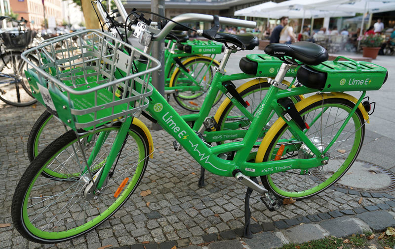 © Reuters. FILE PHOTO - Bike-sharing service Lime E bicycles are pictured in Berlin