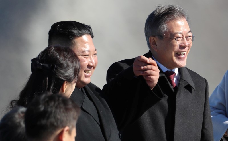 © Reuters. Presidente da Coreia do Sul,  Moon Jae-in, e presidente da Coreia do Norte, Kim Jong Un, posam para fotos na Coreia do Norte