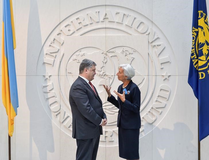 © Reuters. Глава МВФ Кристин Лагард и президент Украины Петр Порошенко в штаб-квартире МВФ в Вашингтоне