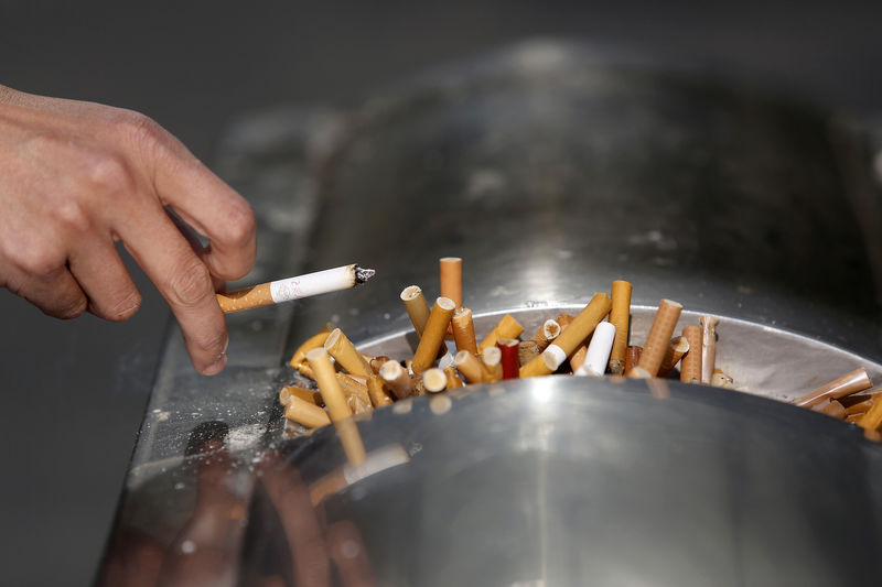 © Reuters. دراسة: عنصر كيميائي في دخان السجائر قد يضر بالإبصار