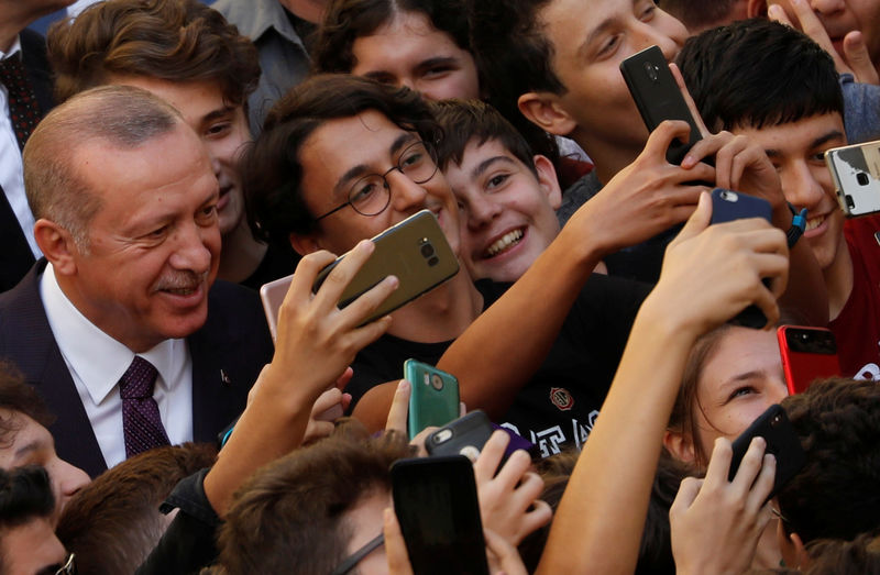 © Reuters. Il presidente turco Tayyip Erdogan con gli studenti di una scuola di Istanbul
