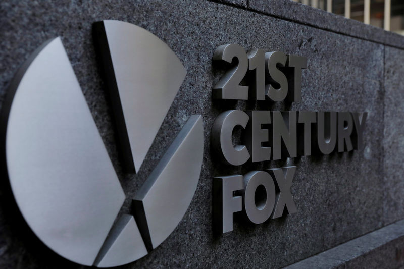 © Reuters. FILE PHOTO: The 21st Century Fox logo is displayed on the side of a building in midtown Manhattan in New York