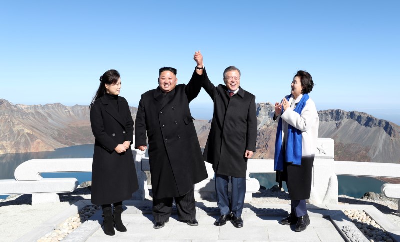 © Reuters. Presidente da Coreia do Sul, Moon Jae-in, e líder norte-coreano, Kim Jong Un, posam para fotos ao lado das esposas na Montanha Paektu