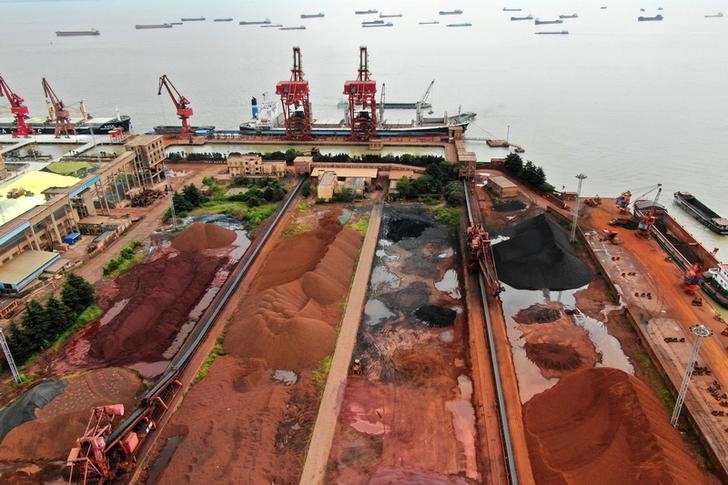 © Reuters. Pilhas de minério de ferro importado são vistas em um porto em Nantong, Jiangsu