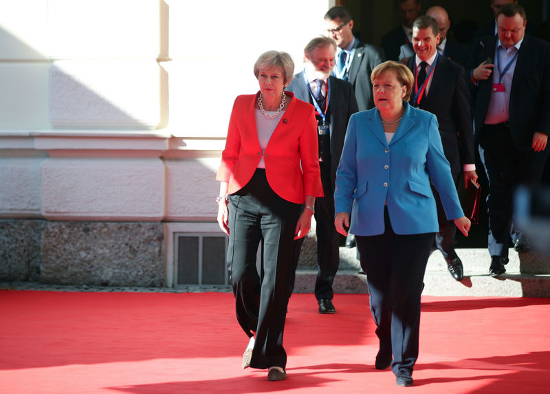 © Reuters. Premiê britânica, Theresa May, e chanceler alemã, Angela Merkel