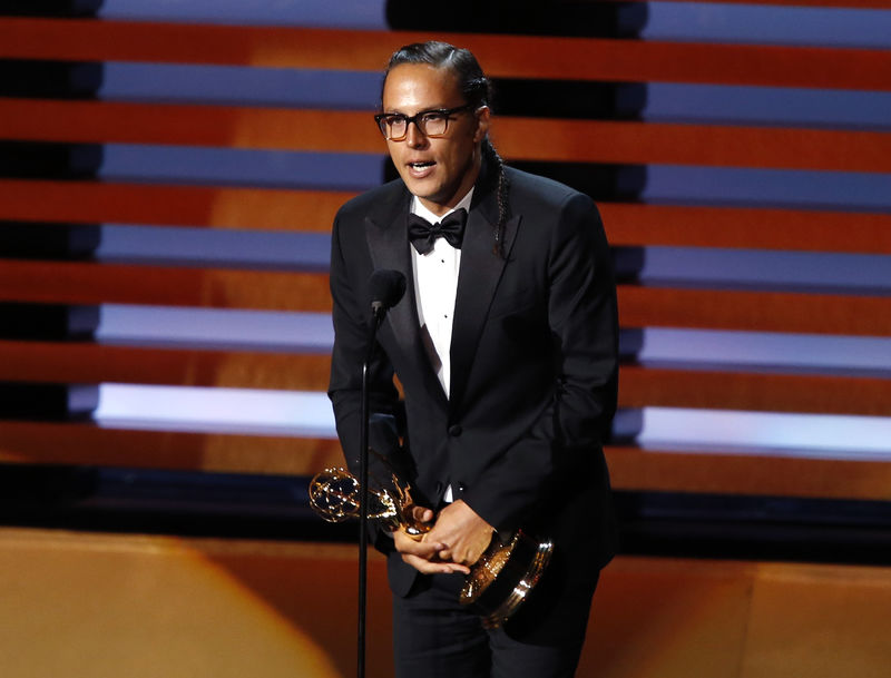 © Reuters. Diretor Cary Joji Fukunaga recebe prêmio Emmy em Los Angeles