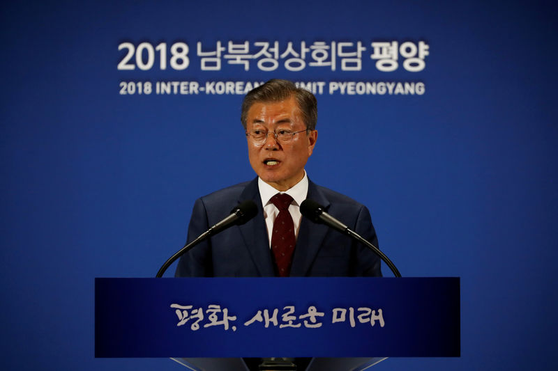 © Reuters. South Korean President Moon Jae-in speaks during a news conference in Seoul, South Korea