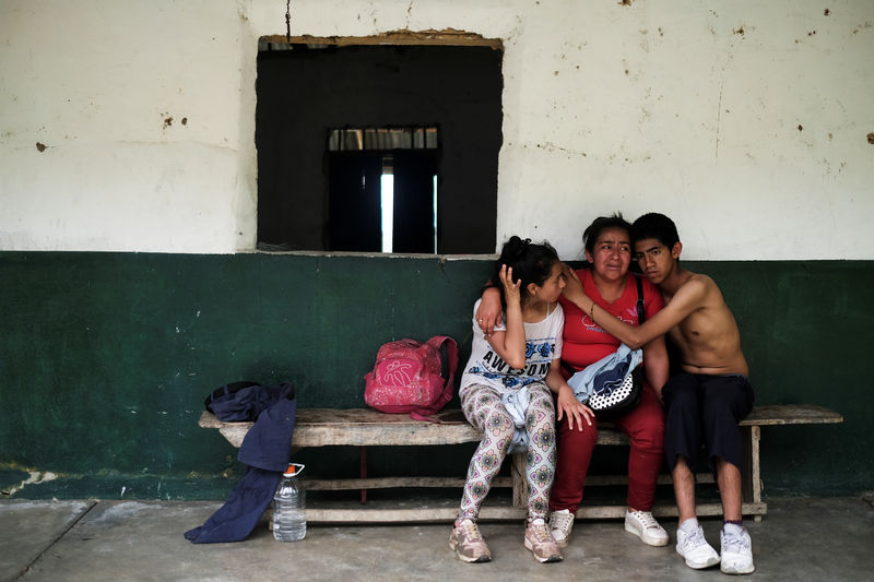 © Reuters. Yeimy ao lado dos filhos durante visita à casa onde moraram 12 anos atrás, quando foi estuprada por combatentes das Farc, em Tolima, na Colômbia