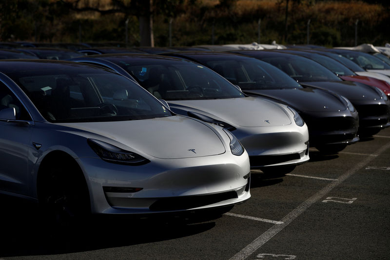 © Reuters. FILE PHOTO: A row of new Tesla Model 3 electric vehicles at a parking lot in Richmond California