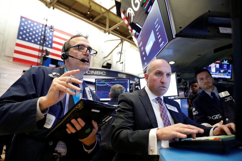 © Reuters. Traders work on the floor of the New York Stock Exchange in New York