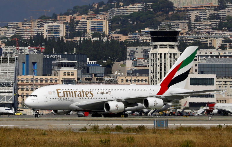 © Reuters. FILE PHOTO -  An Emirates Airbus A380 plane is seen at Nice International airport in Nice