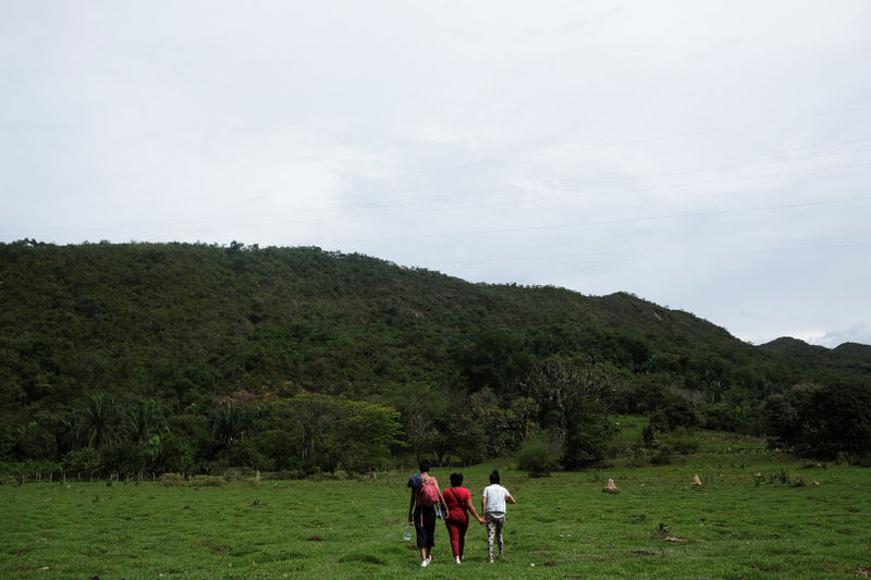 © Reuters. Víctimas de abuso sexual de las FARC hablan abiertamente tras el acuerdo de paz