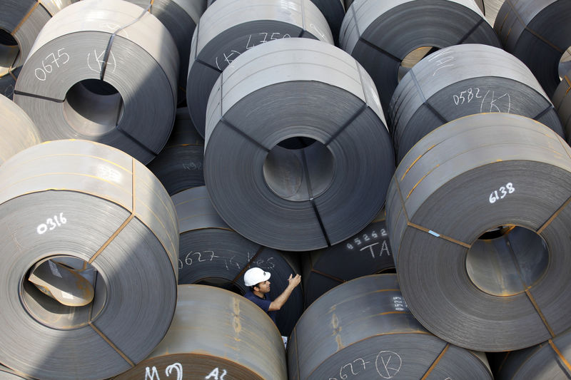 © Reuters. Рабочий проверяет стальные рулоны на предприятии турецкого производителя стали ISDEMIR в городе Искендерун