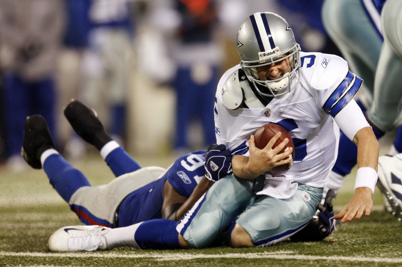 © Reuters. FILE PHOTO - Cowboys' Bollinger sacked by Giants' Kiwanuka during their NFL football game in East Rutherford