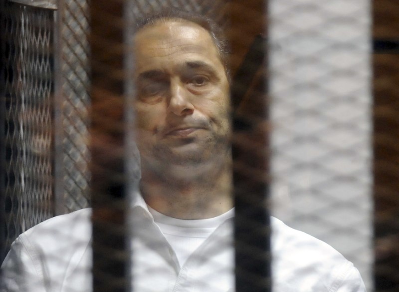 © Reuters. محكمة مصرية تخلي سبيل علاء وجمال مبارك