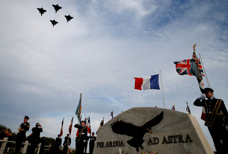 © Reuters. Caças franceses Rafale durante comemoração do centenário da Real Força Aérea na França