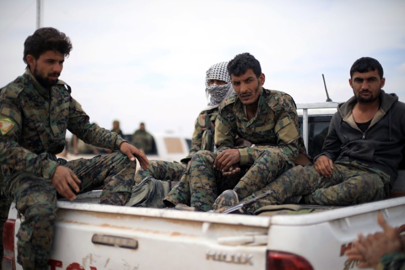© Reuters. أكراد سوريون: ليس بوسعنا احتجاز الأسرى الأجانب من تنظيم الدولة الإسلامية للأبد