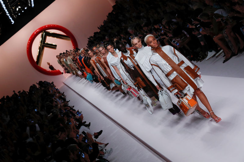 © Reuters. Desfile da Fendi durante a Fashion Week de Milão