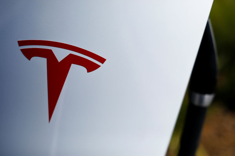 © Reuters. A newly installed car charger at a Tesla Super Charging station is shown in Carlsbad, California