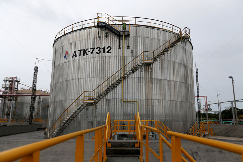 © Reuters. FILE PHOTO: Storage tanks are seen at Ecopetrol's Castilla oil rig platform, in Castilla La Nueva