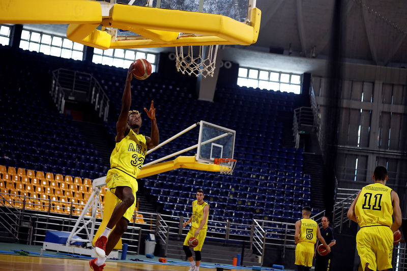 © Reuters. Del Congo a un club de baloncesto griego, el viaje de un joven migrante