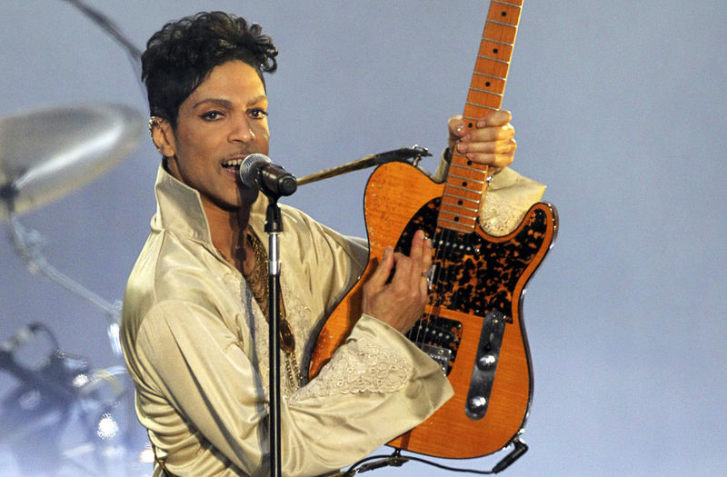 © Reuters. Imagen de archivo del músico estadounidense Prince durante una presentación en el Hop Farm Festival cerca de Paddock Wood en Reino Unido