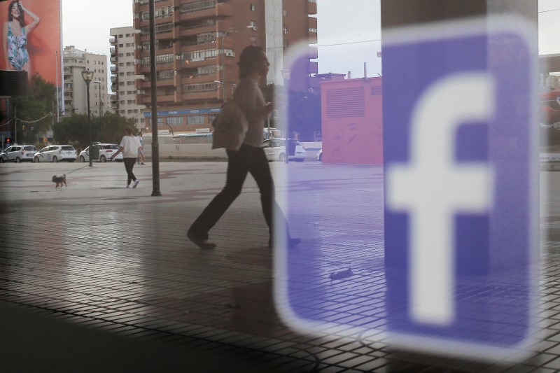 © Reuters. Facebook logo is seen on a shop window in Malaga