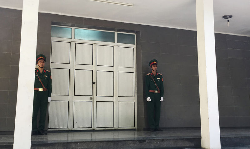 © Reuters. Vietnamese soldiers stand guard outside a morgue, where the body of Vietnam's President Tran Dai Quang is believed to be kept, at the National Military Hospital 108 in Hanoi