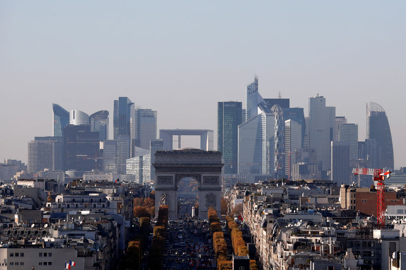 © Reuters. A general view shows the Arc de Triomphe and the financial and business district in La Defense, west of Paris