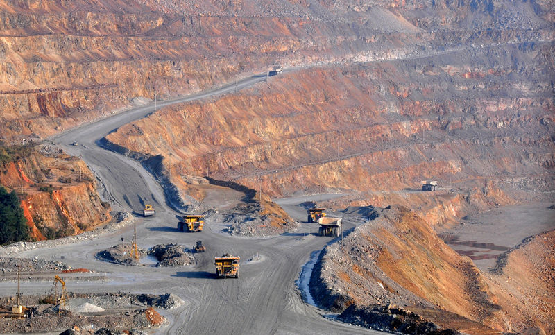 © Reuters. Trucks are seen at a copper mine of Jiangxi Copper in Dexing, Jiangxi