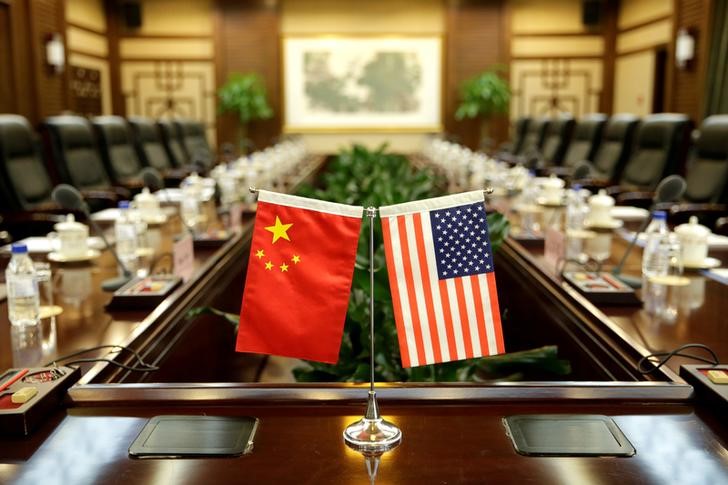 © Reuters. FILE PHOTO: Flags of U.S. and China are placed for a meeting at the Ministry of Agriculture in Beijing
