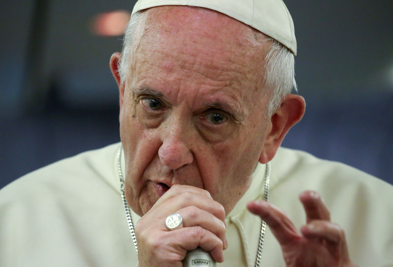 © Reuters. Papa Francisco durante entrevista coletiva