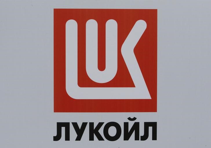 © Reuters. Логотип Лукойла на экономическом форуме в Санкт-Петербурге