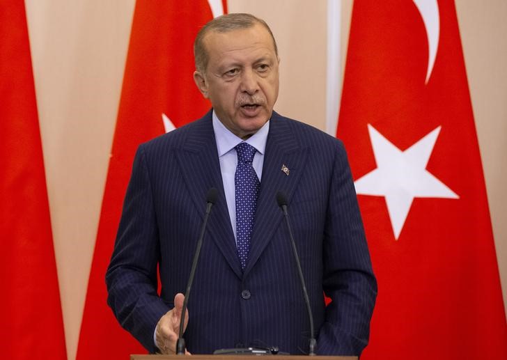 © Reuters. FILE PHOTO: Turkish President Erdogan speaks during a news conference