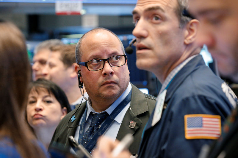 © Reuters. Traders work on the floor of the NYSE in New York