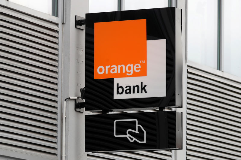 © Reuters. FILE PHOTO: The logo of cash machines Orange Bank is seen on the facade of the Bank headquarters in Montreuil near Paris