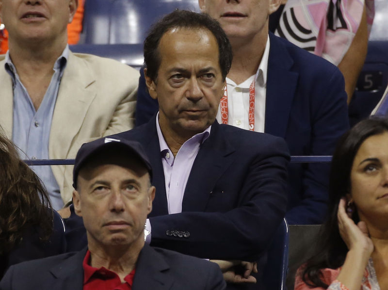 © Reuters. FILE PHOTO - Hedge Fund manager Paulson attends the men's singles final match between Federer of Switzerland and Djokovic of Serbia at the U.S. Open Championships tennis tournament in New York