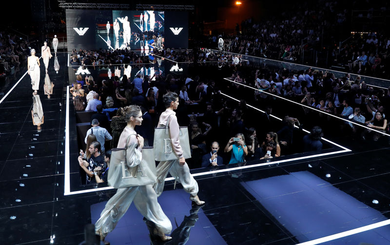 © Reuters. Desfile da Emporio Armani durante Fashion Week de Milão, na Itália