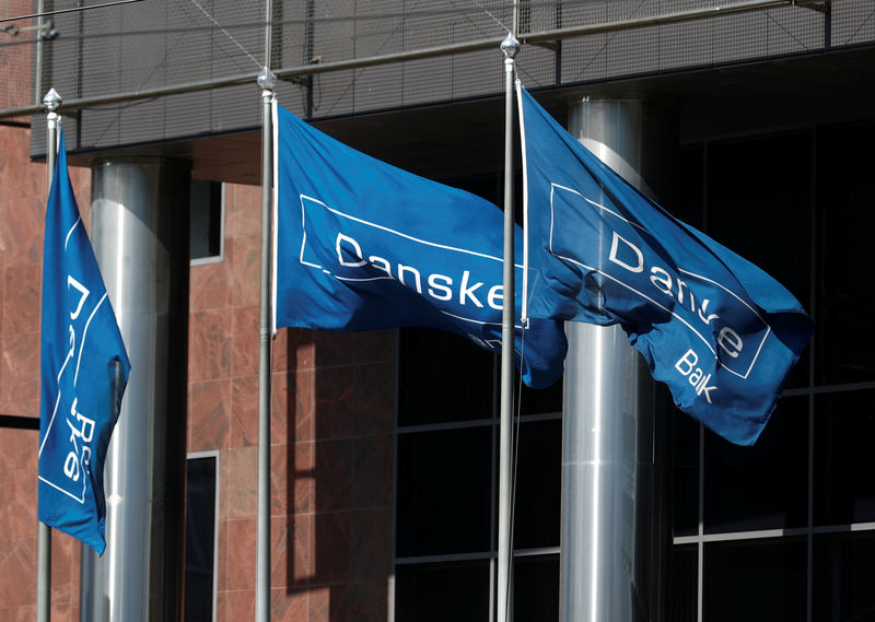 © Reuters. Флаги с логотипом Danske Bank у отделения банка в Таллине