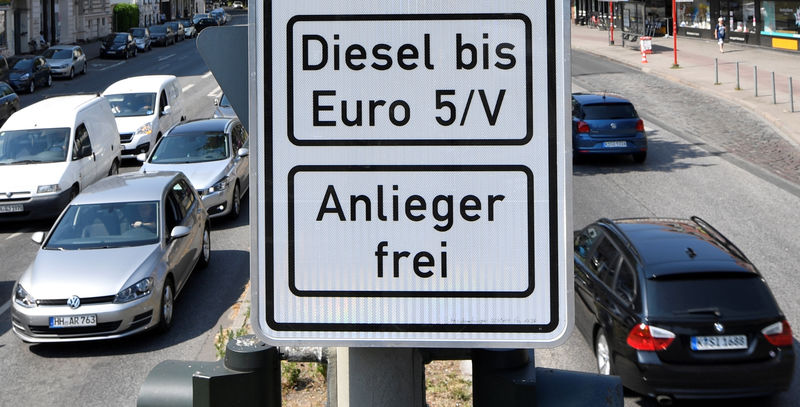 © Reuters. FILE PHOTO: A traffic sign, which ban diesel cars is pictured at the Max-Brauer Allee in downtown Hamburg